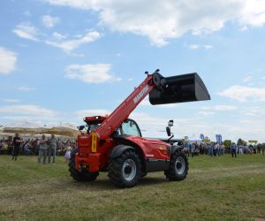 Viena iš technikos parado puošmenų - Manitou krautuvai.