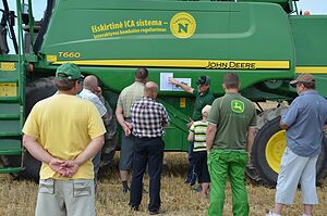 DOJUS agro produktų vadybininkas V. Bagušis Jonavos r. vykusio renginio metu dalinosi "protingo kombaino" John Deere T660 ypatumais