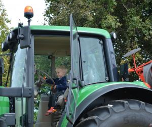 Uz John Deere vairo švyti ne tik patyrę ūkininkai, bet ir jaunoji jų karta