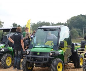 DOJUS agro konsulatantai dalinosi ne tik naudinga informacija apie visureigius, bet ir gera nuotaika