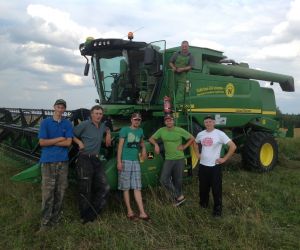 Vytautas Kazlauskas su kolegomis ūkininkais buvo gerai nusiteikę, išvydę W kombaino demonstraciją