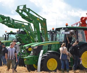 Parodos lankytojai nepraleido progos pasidomėti ištvermingaisiais John Deere traktoriais