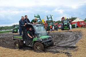 Sunkiai pravažiuojamos vietos ne kliūtis John Deere visureigiams GATOR. Tuo galėjo įsitikinti ir parodos lankytojai.