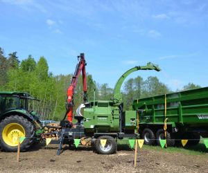 Puikus suderinamumas: John Deere traktorius, Pezzolato medienos smulkintuvas ir Western Fabrication priekaba