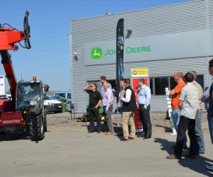 Besidominčių Manitou krautuvais netrūko