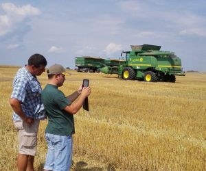 John Deere kombaino darbinius parametrus galima stebėti ne vien mašinos kabinoje..