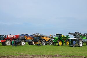 Purkštuvų šou metu buvo demonstruojamas ir John Deere savaeigio purkštuvo darbas