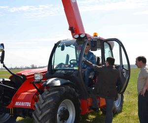 Smalsus kliento žvilgsnis į krautuvo kabinos vidų