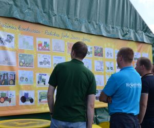 Piešinių konkurso "Padūkęs John Deere fanas" dalyvių piešinių galerija papuošė DOJUS agro stendą