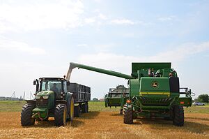 John Deere kombainas ir traktorius - geriausias derinys laukuose.